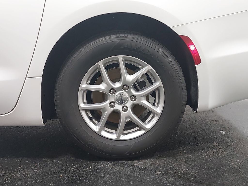 2025 Chrysler Pacifica Select