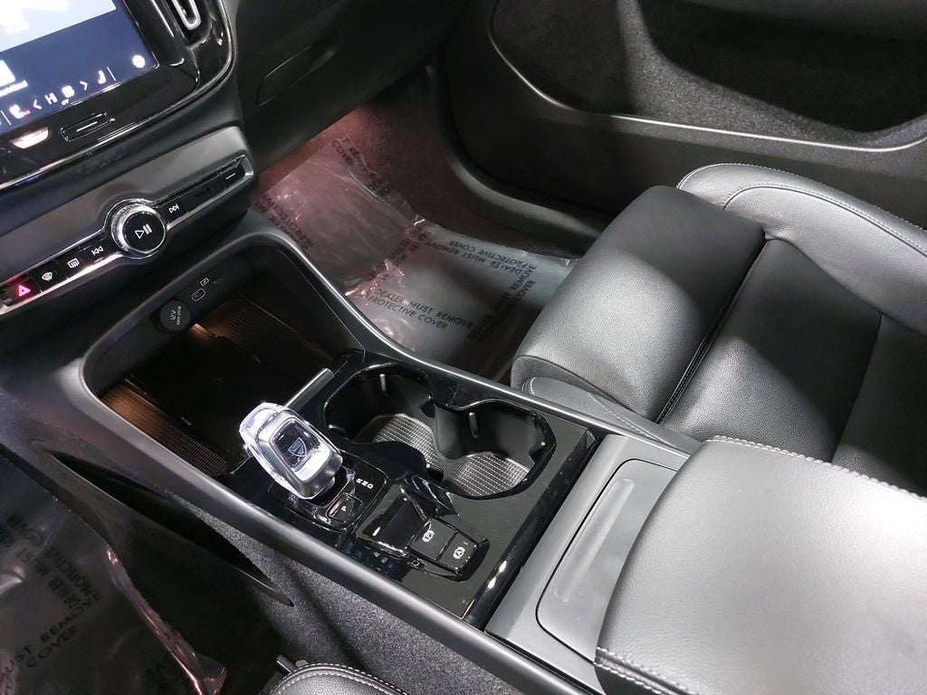 2024 Volvo XC40 B5 Plus Dark Theme