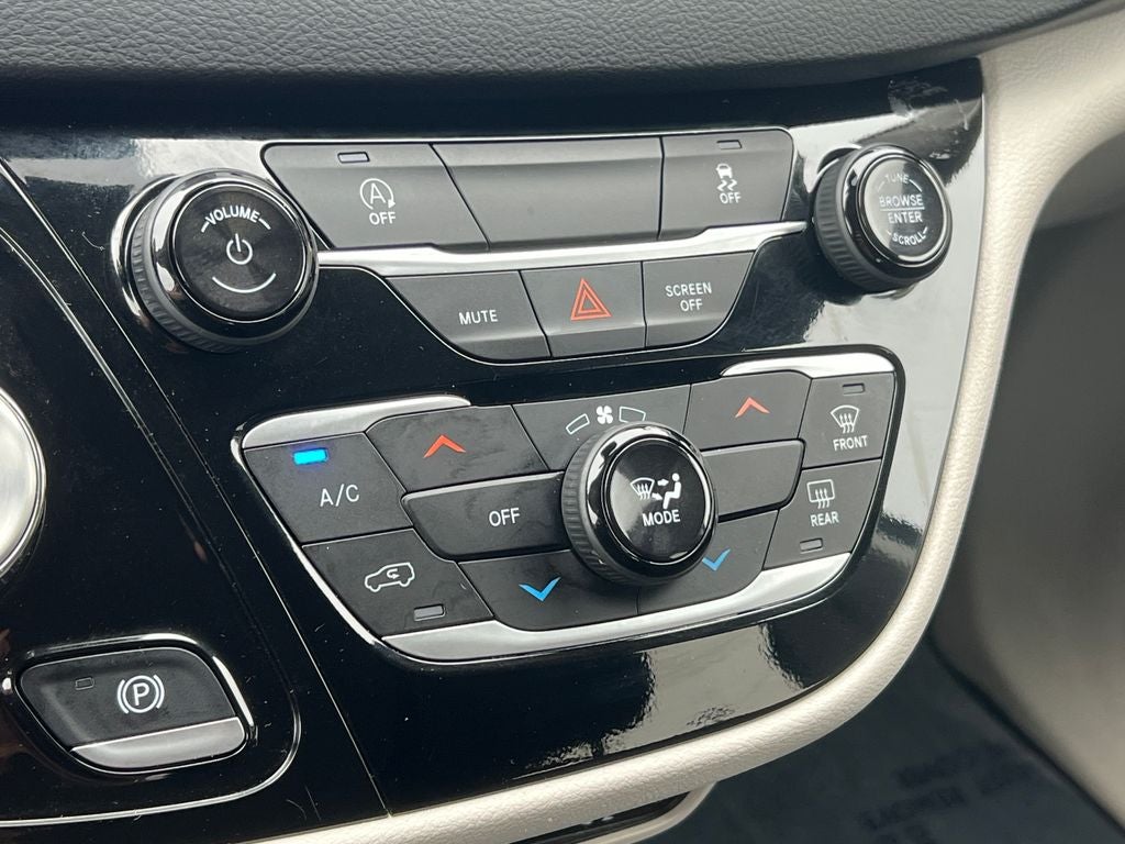 2024 Chrysler Voyager LX