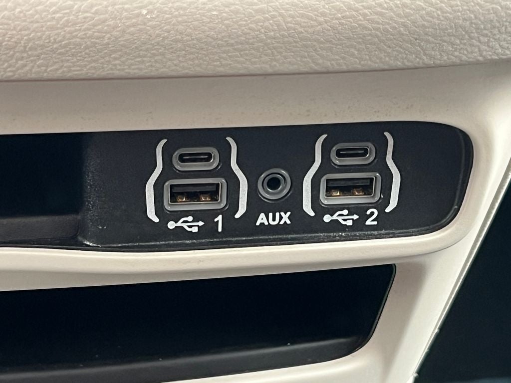 2024 Chrysler Voyager LX