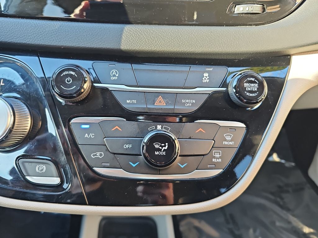 2022 Chrysler Voyager LX