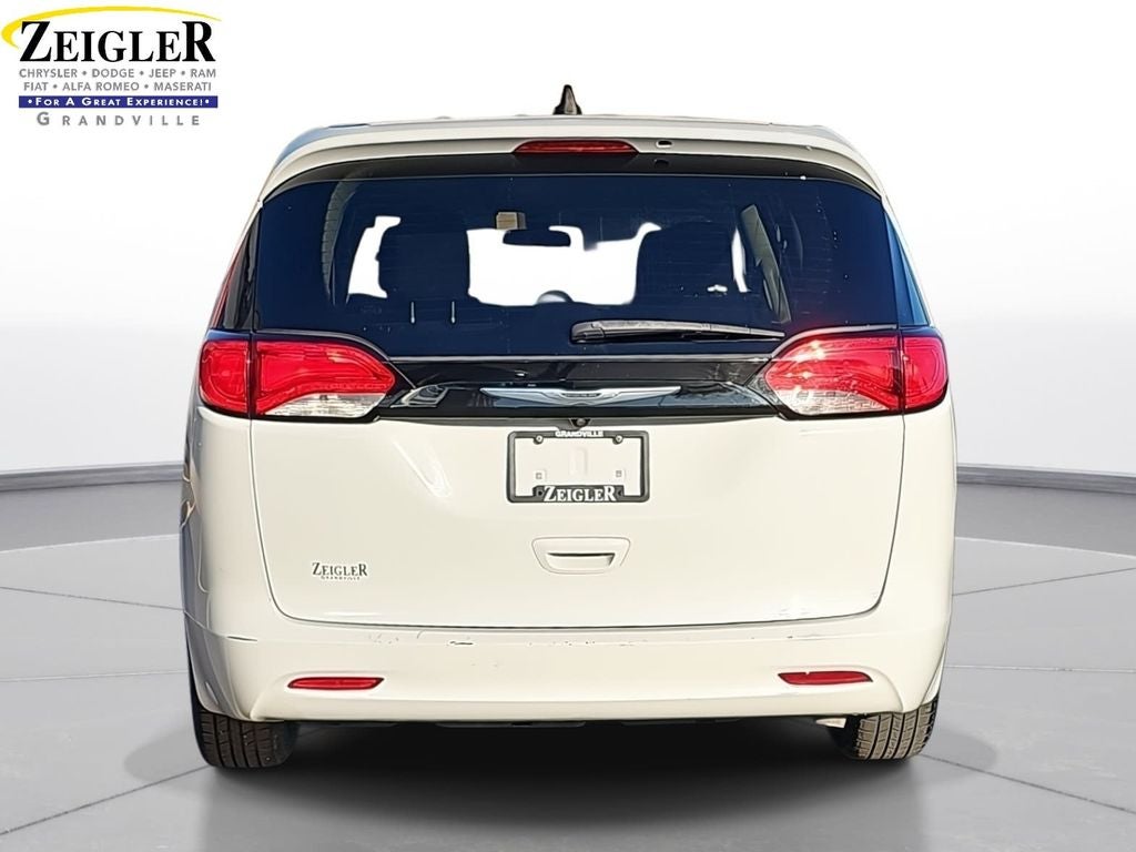 2022 Chrysler Voyager LX