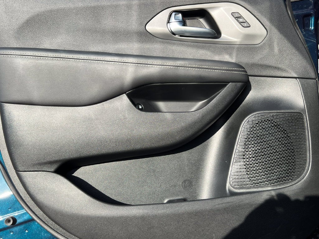 2025 Chrysler Pacifica Hybrid Select
