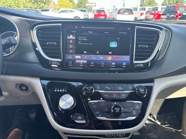 2024 Chrysler Pacifica Touring L STOW N GO SEATING