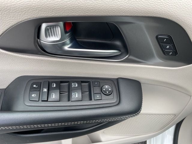 2023 Chrysler Pacifica Touring L HEATED SEATS & STEERING WHEEL