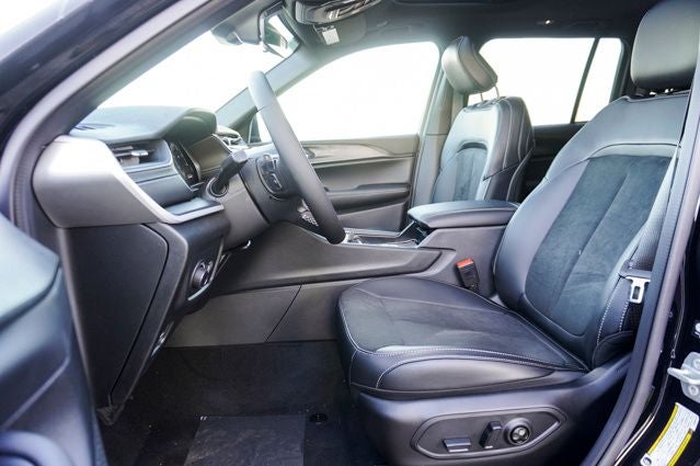 2025 Jeep Grand Cherokee Laredo 4x4