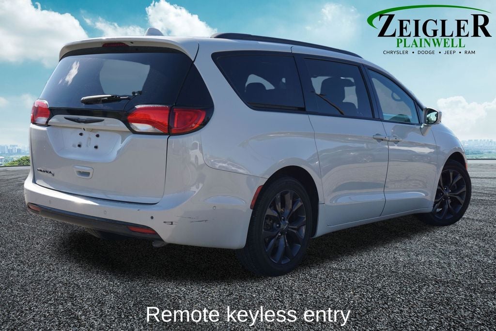 2020 Chrysler Pacifica Touring 3rd row seat