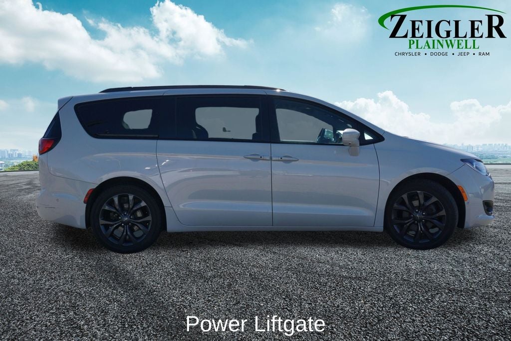 2020 Chrysler Pacifica Touring 3rd row seat