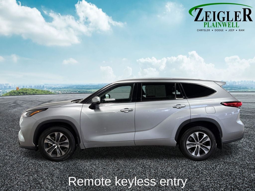 2022 Toyota Highlander Hybrid XLE Power moonroof