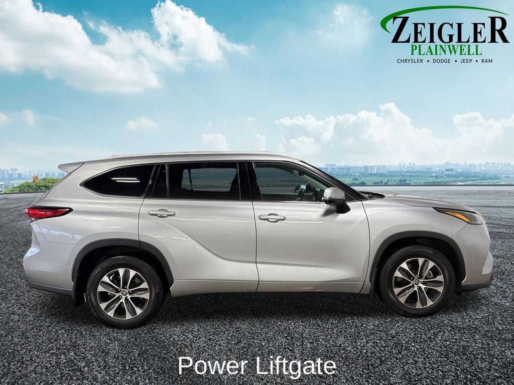 2022 Toyota Highlander Hybrid XLE Power moonroof