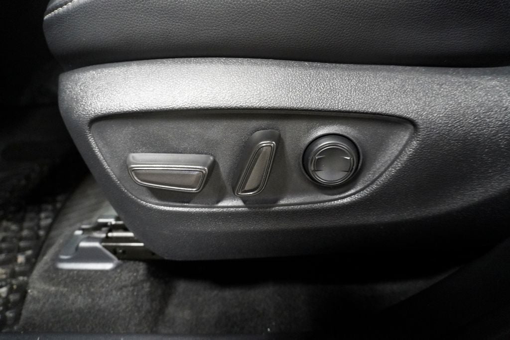 2023 Toyota Highlander XSE Power moonroof & Navigation