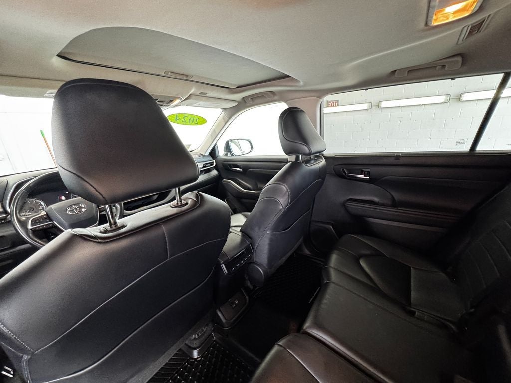 2024 Toyota Highlander XLE Power moonroof