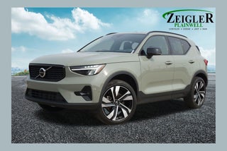 2023 Volvo XC40 B5 Plus Dark Theme