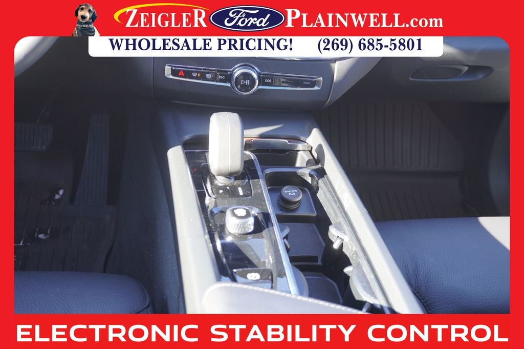 2023 Volvo XC60 Recharge Plug-In Hybrid T8 Plus Dark Theme