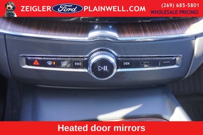 2023 Volvo XC60 Recharge Plug-In Hybrid T8 Plus Dark Theme