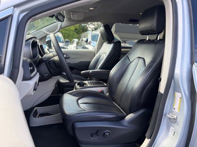 2023 Chrysler Pacifica Touring L * Certified Pre-Owned *