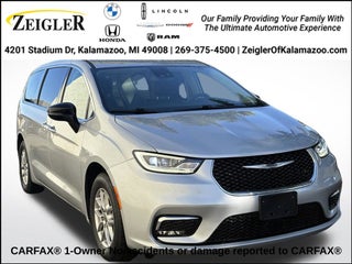 2024 Chrysler Pacifica Touring L * Certified Pre-Owned *