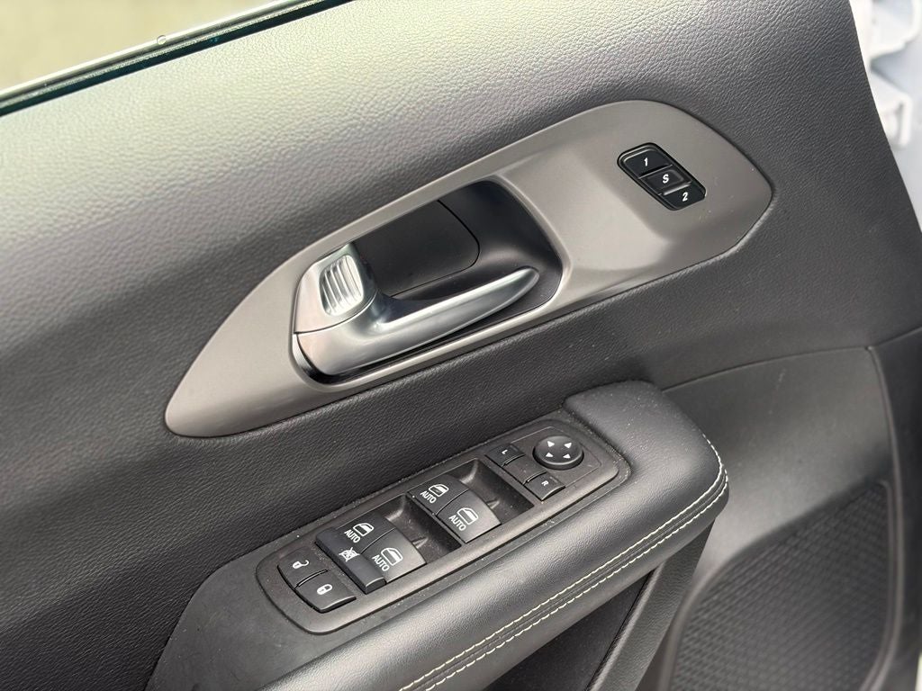 2025 Chrysler Pacifica Select * Certified Pre-Owned *