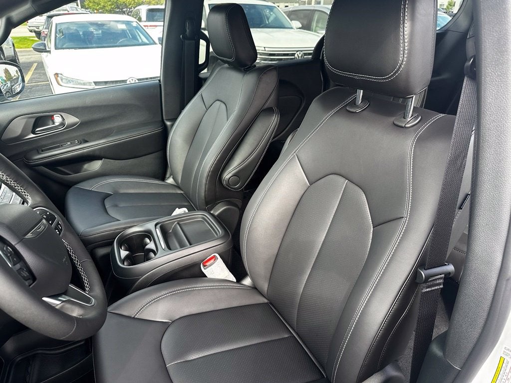 2027 Chrysler Pacifica LX