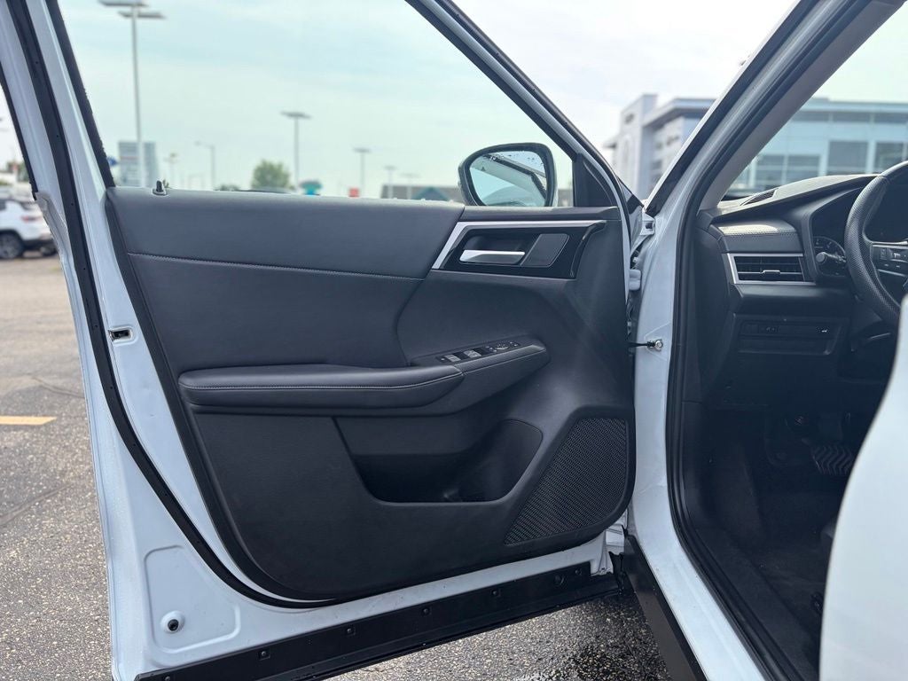 2024 Mitsubishi Outlander Base