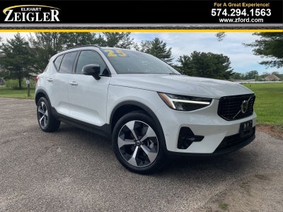 2025 Volvo XC40 B5 Plus Dark Theme