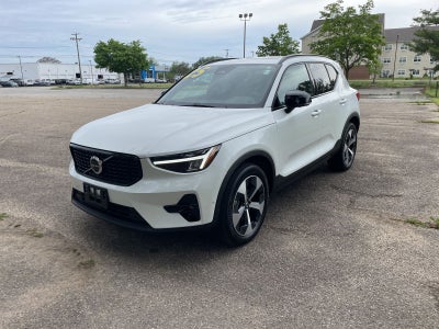 2025 Volvo XC40 B5 Plus Dark Theme